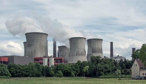 Photo shows a large power plant with visible emissions in Europe. 